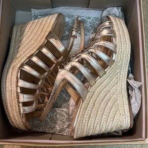 Gold Wedges. Size 7.